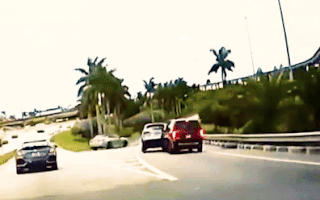 Video: Ôtô nhập làn cao tốc 'ẩu' bị tông lật ngửa