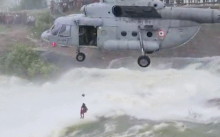 Video: Dùng trực thăng giải cứu người mắc kẹt giữa dòng lũ chảy xiết