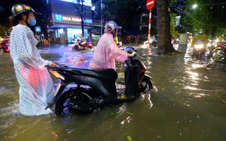 Video: Hà Nội ngập nặng vì mưa lớn, phương tiện chôn chân hàng giờ