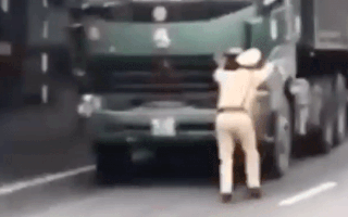 Video: Cảnh CSGT dùng tay cản xe tải vi phạm đang chạy trên quốc lộ 1A