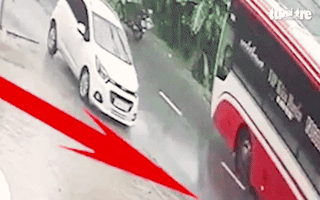 Video: Xe khách lao xuống vực, lật nhào, nhiều người bị thương