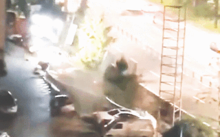 Video: Khoảnh khắc hố tử thần nuốt chửng hàng chục ôtô, cây cối và trụ đèn đường