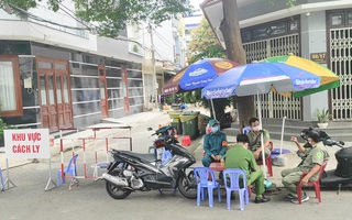 Video: Phong tỏa 17 nhà dân trong hẻm 52 đường Thoại Ngọc Hầu ở TP.HCM