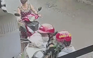 Video: Người phụ nữ vứt xe đuổi theo tên cướp giật dây chuyền