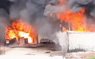 Video: Cháy lớn ở kho xăng dầu, 2 xe bồn bị thiêu rụi tại Hải Phòng