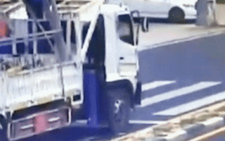Video: Xe tải vướng dây điện, tài xế bị giật bất động giữa đường