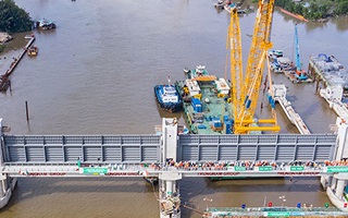 Video: Lắp cửa van 460 tấn, dự án ngăn triều 10.000 tỷ đồng