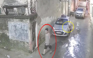 Video: Người đàn ông thản nhiên đập gãy gương xe taxi đang đậu bên đường