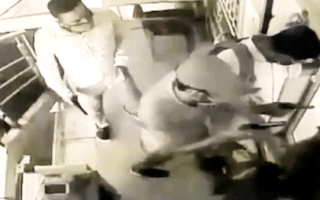 Video: Bảo vệ dùng tay không chống trả 3 tên cướp có súng