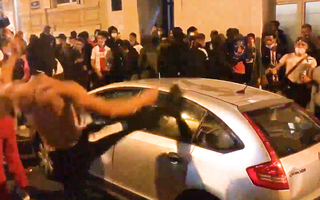 Video: Cổ động viên đập phá, tấn công cảnh sát sau thất bại tại Champions League