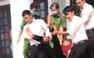 Video: Một bị cáo uống thuốc đòi tự tử tại tòa Bình Phước