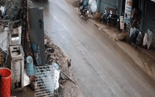Video: Kinh hoàng xe tải mất thắng tuột dốc tông nát khu chợ tự phát ở Đắk Lắk