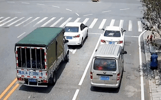Video: Đang chờ đèn đỏ, ôtô 16 chỗ phát nổ lớn