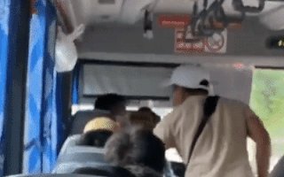 Video: Người đàn ông tự xưng thanh tra xe buýt 'đòi cắt cổ hành khách'