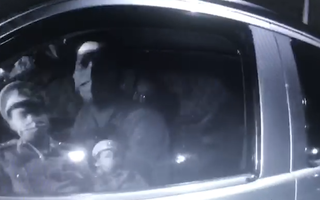 Video: Tài xế cố thủ trong ôtô hơn 5 giờ vì cho rằng 'xe là nhà cấm CSGT xâm phạm'