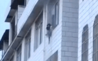Video: Mẹ thả con từ tầng 3 của căn nhà đang bốc cháy