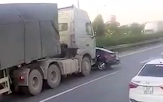 Video: Ô tô vượt ẩu bị container húc xoay ngang đường ở Hà Nội
