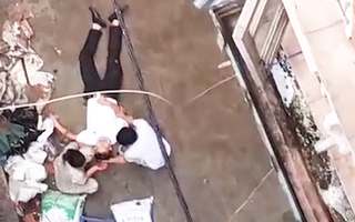 Video: Đang đi bộ, người đàn ông bị xe rùa từ tầng 5 rơi trúng người