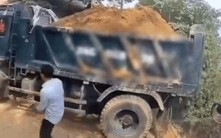 Video: Khoảnh khắc xe ben lao xuống vực khiến 2 người bị thương ở Lào Cai