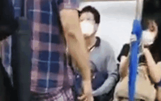 Video: Cầm dép đánh người vì đeo khẩu trang trên tàu điện ngầm