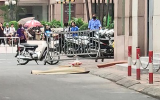 Video: Hiện trường vụ bé gái rơi từ tầng 12 tử vong, mẹ khóc ngất bên thi thể con ở Hà Nội