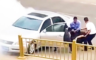 Video: Giải cứu tài xế đâm xe vào lan can đường