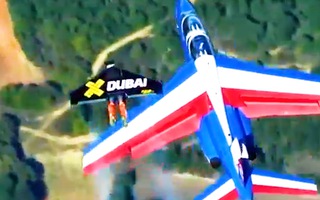 Video: Đội Jetmen Dubai bay theo máy bay bằng bộ đồ phản lực, tốc độ lên tới 400 km/h