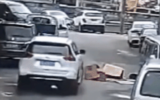 Video: 2 cháu bé chui vào thùng giấy nằm chơi giữa đường bị xe ôtô cán qua
