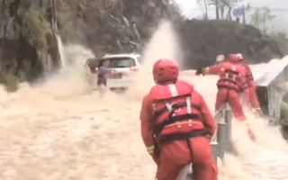 Video: Ném dây thừng giải cứu 3 người mắc kẹt trong ôtô giữa dòng nước lũ
