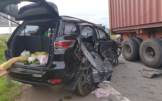 Video: Container đâm trực diện ôtô 7 chỗ, một cháu nhỏ tử vong