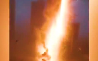 Video: Tia sét đánh trúng vào một tòa nhà đang xây, gây cháy lớn