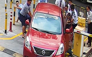 Video: Quên kéo thắng tay, một tài xế nữ bị cửa kẹp ngã gục ngay trạm bare
