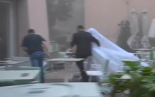 Video: Cô dâu đang chụp hình cưới phải bỏ chạy vì vụ nổ kinh hoàng tại Lebanon
