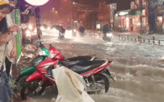 Video: Nửa đêm, nhiều tuyến đường vẫn ngập sâu, người dân TP.HCM vất vả tìm đường về nhà