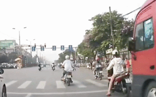 Video: Xe khách đâm văng xe máy đang dừng đèn đỏ