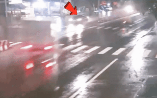 Video: Xe tải phóng bạt mạng rồi lật nhào như 'phim hành động' ở Bình Phước