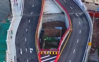 Video: Ngôi nhà nằm giữa cây cầu mới khánh thành vì gia chủ không chịu di dời