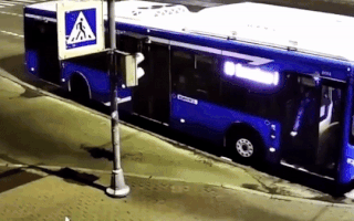Video: Người đàn ông thoát chết nhờ biển báo giao thông
