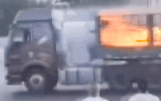 Video: Tài xế lái xe tải đang cháy ra khỏi khu dân cư giúp người dân tránh thảm họa