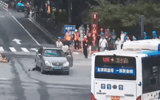 Video: Hàng chục tài xế nâng ôtô giải cứu người phụ nữ bị mắc kẹt