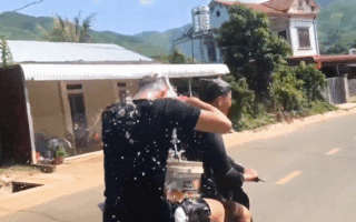Video: Xử phạt 2 thanh, thiếu niên vừa chạy xe vừa múc nước gội đầu