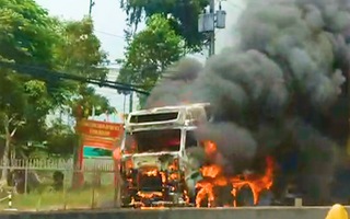 Video: Xe container bốc cháy dữ dội khi đang chạy trên đường