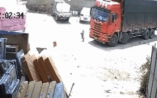 Video: Bé trai bị xe tải cuốn vào gầm và thoát chết khi tài xế vô tình bẻ lái