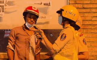 Video: Nữ CSGT kiểm tra nồng độ cồn trên đường Phạm Văn Đồng