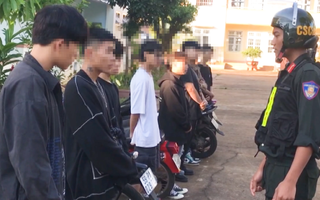 Video: 8 thanh niên, học sinh tàng trữ cần sa và dụng cụ xay cần sa bị cảnh sát bắt quả tang