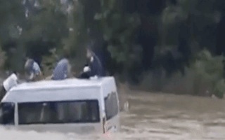 Video: Xe 16 chỗ bị lũ cuốn trôi, hành khách lên nóc lánh nạn ở Cao Bằng