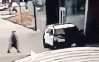 Video: Khoảnh khắc thanh niên bắn 2 cảnh sát nguy kịch khi đang ngồi trong xe tuần tra