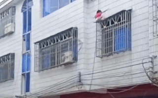 Video: Hàng xóm mang chăn bông đỡ bé gái rơi từ cửa sổ tầng 3