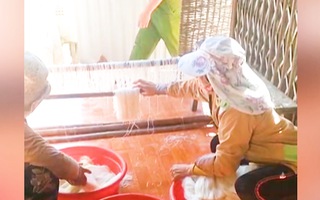 Video: Bắt quả tang cơ sở sản xuất bún mất vệ sinh, nguyên liệu không rõ nguồn gốc