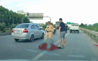 Video: Bị kiểm tra, xe ôtô lao thẳng về phía cảnh sát cơ động, 1 chiến sĩ tử vong